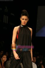 Model walks the ramp for Arjun Show at Lakme Winter fashion week day 4 on 20th Sept 2010 (47).JPG